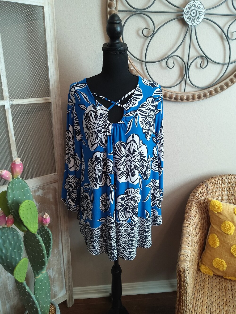 Ruby Rd. Blue and White Floral Keyhole Tunic with Patterned Hem